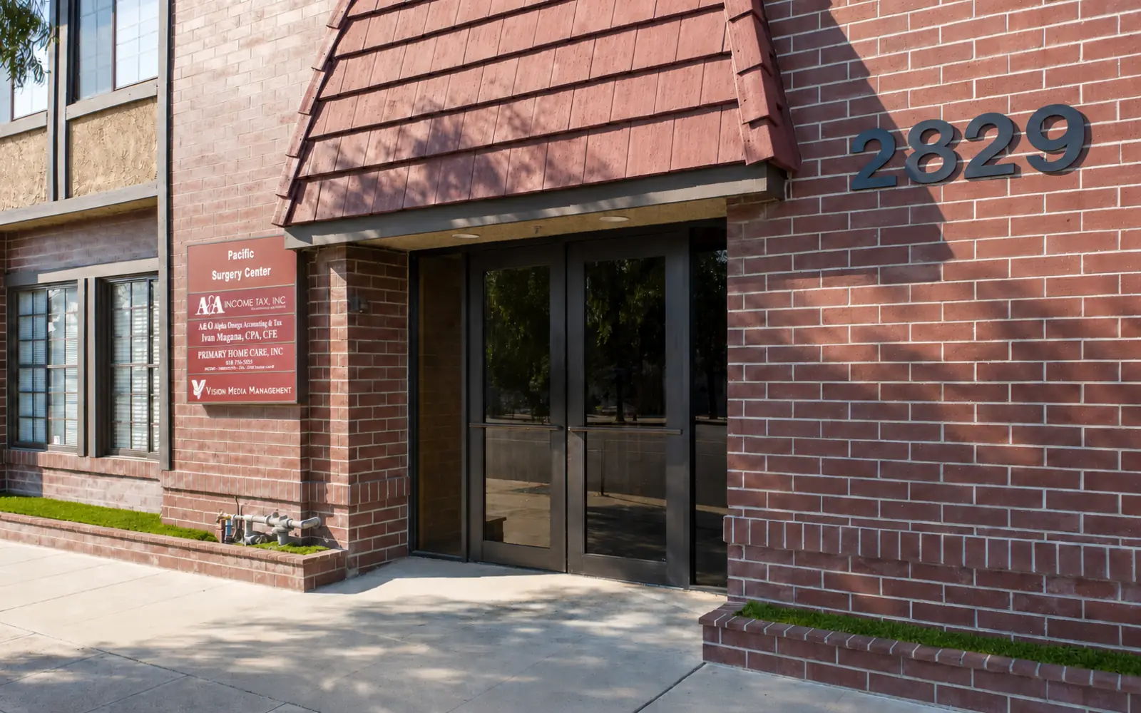 Exterior of Pacific Surgery Center at 2829 W. Burbank Blvd. in Burbank, California